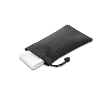 BERNAL. Toalha de desporto refrescante em poliéster reciclado (100 rPET) com bolsa em non-woven